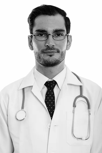 Estudio Joven Guapo Barbudo Médico Hombre Aislado Sobre Fondo Blanco —  Fotos de Stock