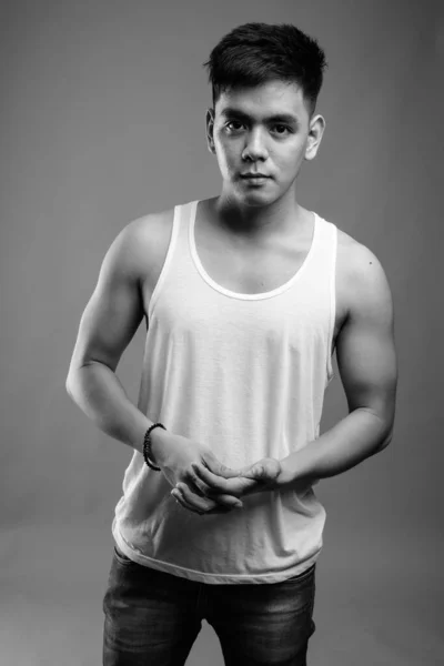 Studioaufnahme Eines Jungen Gut Aussehenden Philippinischen Mannes Ärmellosem Hemd Vor — Stockfoto