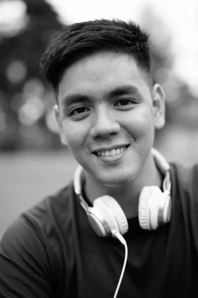Портрет Молодого Філіппінського Чоловіка Який Відпочиває Парку Чорно Білим — стокове фото