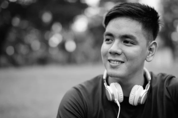 Πορτρέτο Του Νεαρού Όμορφου Φιλιππινέζου Χαλαρώνοντας Στο Πάρκο Μαύρο Και — Φωτογραφία Αρχείου