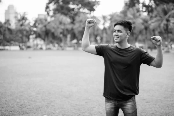 Retrato Joven Guapo Filipino Relajándose Parque Blanco Negro —  Fotos de Stock