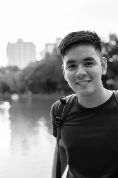 黒と白の公園でリラックスバックパックと若いハンサムなフィリピン人観光客の男の肖像画 — ストック写真