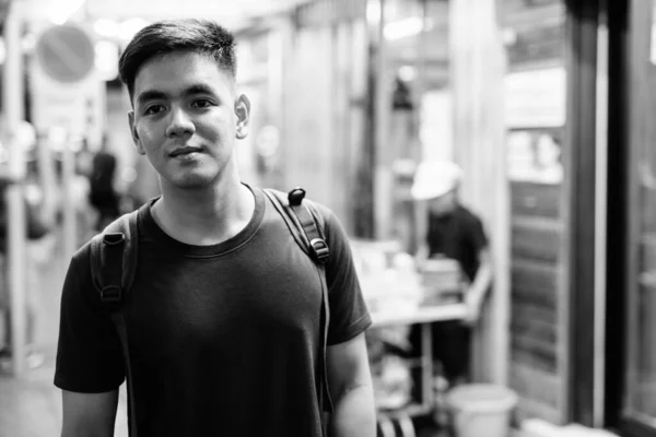 Portret Van Jonge Knappe Filippijnse Toerist Verkenning Chinatown Bangkok Zwart — Stockfoto