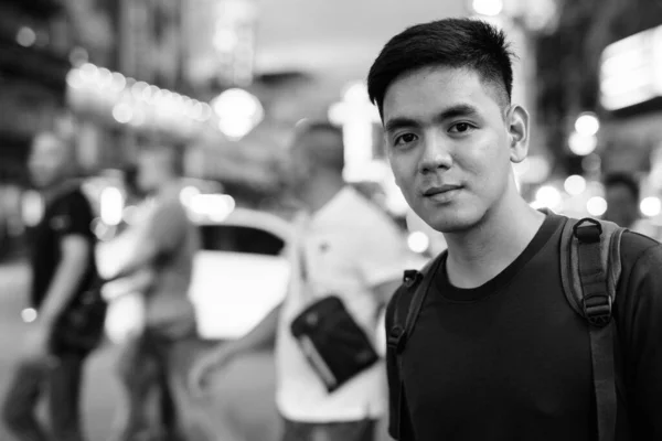 Портрет Молодого Вродливого Філіппінського Туриста Який Досліджує Чайнатауні Бангкок Чорно — стокове фото