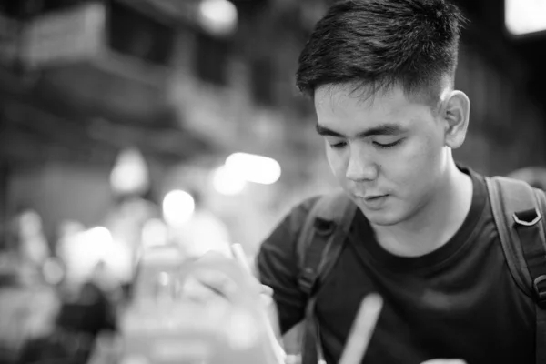 Πορτρέτο Του Νεαρού Όμορφου Φιλιππινέζου Τουρίστα Εξερεύνηση Στην Chinatown Στην — Φωτογραφία Αρχείου