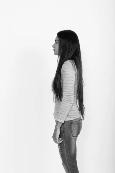 Studio Shot Van Jonge Mooie Indiase Vrouw Tegen Witte Achtergrond — Stockfoto