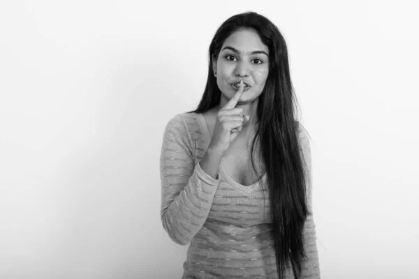 Studio Photo Jeune Belle Femme Indienne Sur Fond Blanc Noir — Photo