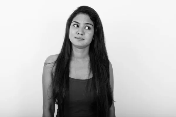 Estúdio Tiro Jovem Bela Mulher Indiana Contra Fundo Branco Preto — Fotografia de Stock