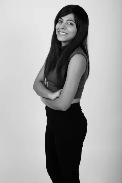 黒と白の灰色の背景を持つ若いペルシャ人女性のスタジオショット — ストック写真