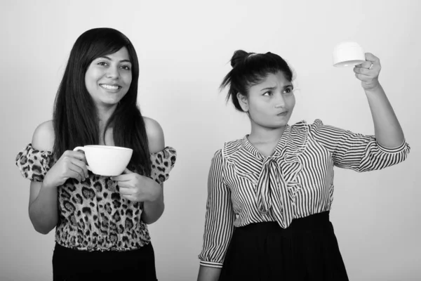 Estudio Dos Jóvenes Persas Como Amigas Juntas Sobre Fondo Gris —  Fotos de Stock