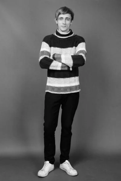 스튜디오에서는 흑백으로 배경에 터틀넥 스웨터를 잘생긴 남자의 사진을 찍었다 — 스톡 사진