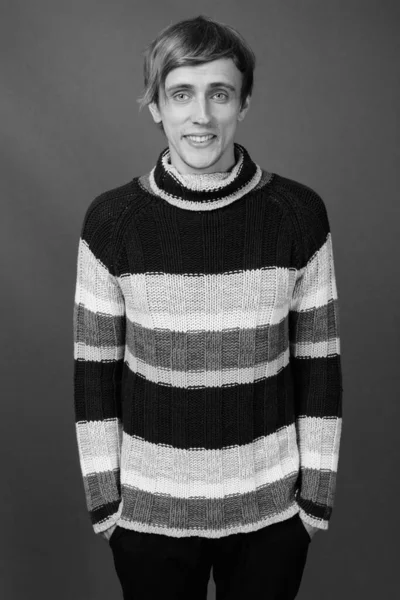 Studio Ditembak Pemuda Tampan Mengenakan Sweater Turtleneck Terhadap Latar Belakang — Stok Foto