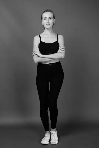 工作室拍摄的年轻漂亮的女子准备健身房反对灰色背景黑色和白色 — 图库照片