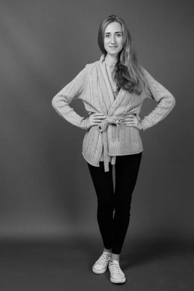 Студійний Знімок Молодої Красивої Жінки Світлим Волоссям Теплому Одязі Сірому — стокове фото