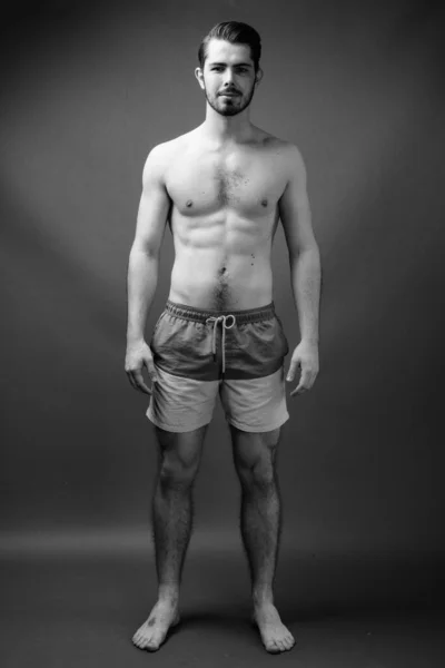 Studio Shot Van Jonge Knappe Bebaarde Man Shirtless Tegen Grijze — Stockfoto