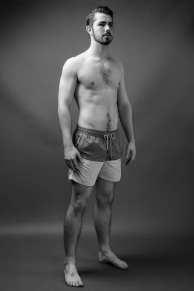 Studio Shot Van Jonge Knappe Bebaarde Man Shirtless Tegen Grijze — Stockfoto