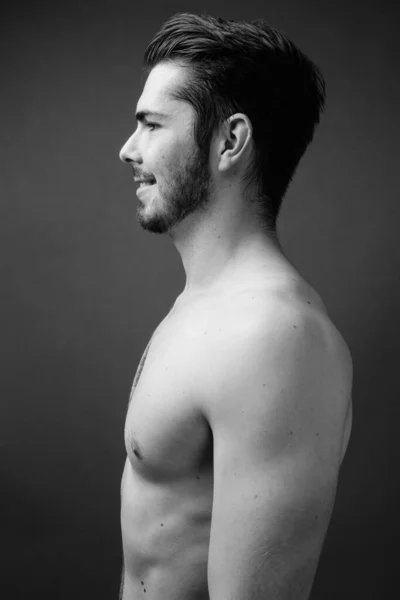 Studio Záběr Mladý Pohledný Vousatý Muž Bez Košile Proti Šedé — Stock fotografie