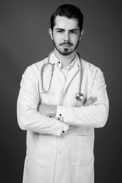 Estudio Joven Guapo Barbudo Médico Hombre Sobre Fondo Gris Blanco — Foto de Stock