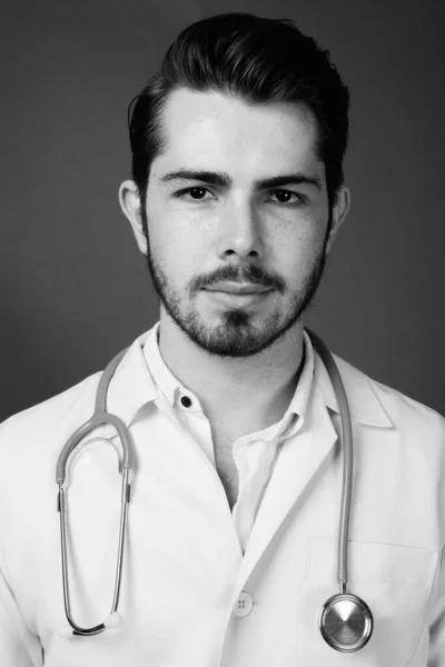 Studio Shot Jeune Homme Barbu Beau Médecin Sur Fond Gris — Photo