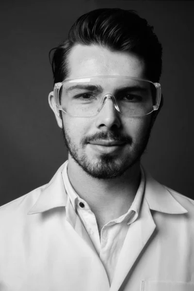 Studio Záběr Mladý Hezký Vousatý Muž Lékař Nosí Ochranné Brýle — Stock fotografie