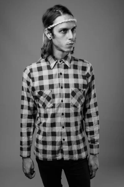 Studioaufnahme Eines Rebellischen Jungen Mannes Mit Kariertem Hemd Vor Grauem — Stockfoto