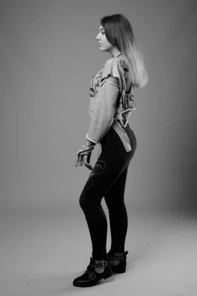 Studio Shot Young Beautiful Rebellious Woman Gray Background Black White — Stock Photo, Image