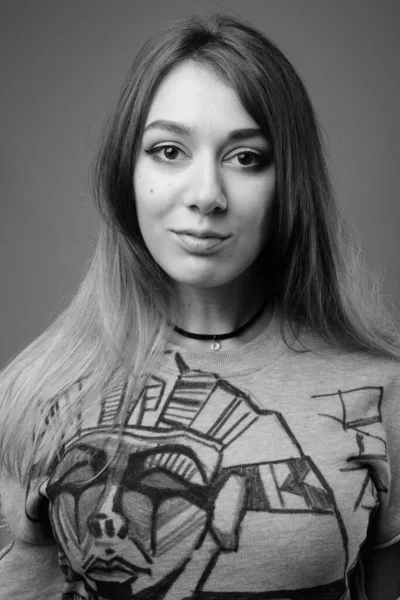 Studio Shot Young Beautiful Rebellious Woman Gray Background Black White — Stock Photo, Image