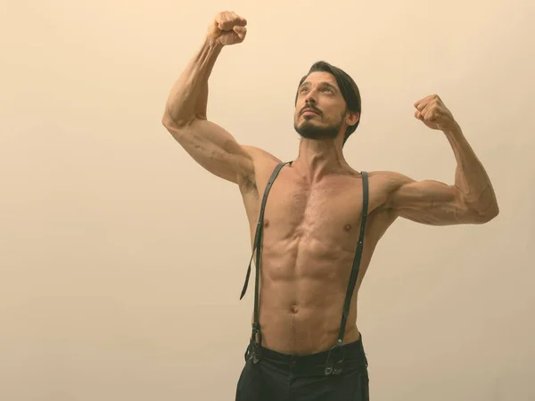 Studio Shot Jeune Homme Barbu Musclé Torse Sur Fond Blanc — Photo