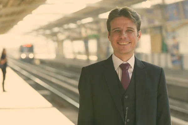 Retrato Hombre Negocios Traje Estación Tren Del Cielo — Foto de Stock