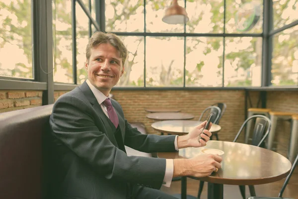 Retrato Hombre Negocios Traje Relajante Cafetería Interior — Foto de Stock