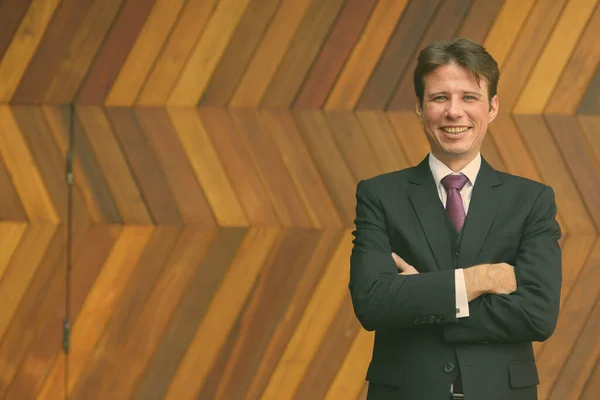 Retrato Hombre Negocios Traje Contra Pared Madera Aire Libre — Foto de Stock