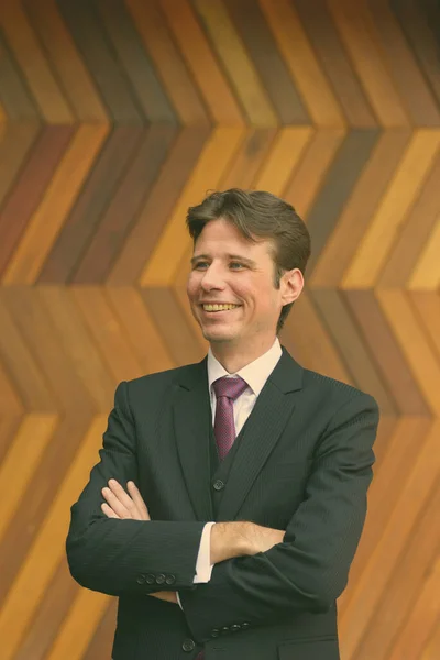 Retrato Hombre Negocios Traje Contra Pared Madera Aire Libre — Foto de Stock