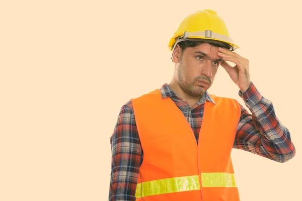 Estudio Joven Trabajador Construcción Persa Con Barba Aislada Sobre Fondo —  Fotos de Stock