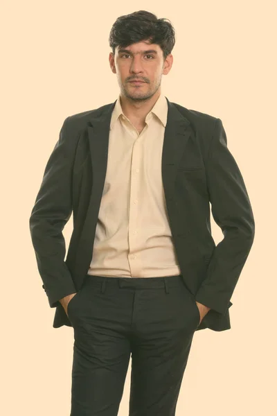Студийный Снимок Молодого Персидского Бизнесмена Костюме Изолирован Белом Фоне — стоковое фото
