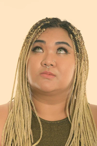 Studio Shot Ung Overvægtig Asiatisk Kvinde Som Rebel Med Dreadlocks - Stock-foto