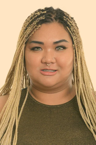 Studio Skott Ung Överviktig Asiatisk Kvinna Som Rebell Med Dreadlocks — Stockfoto