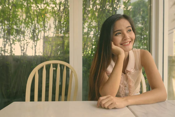 Muotokuva Nuori Kaunis Aasialainen Nainen Rentouttava Kahvilassa — kuvapankkivalokuva