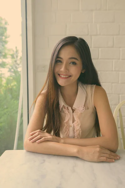Retrato Una Joven Hermosa Mujer Asiática Relajándose Cafetería — Foto de Stock