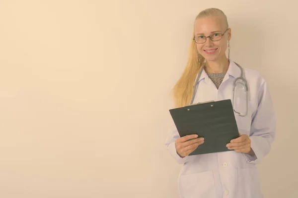 Estudio Hermosa Mujer Rubia Médico Sujetando Portapapeles Sobre Fondo Blanco — Foto de Stock