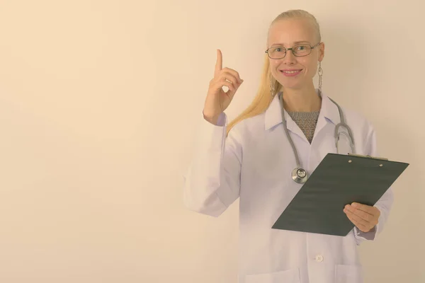 Estudio Hermosa Mujer Rubia Médico Sujetando Portapapeles Sobre Fondo Blanco — Foto de Stock