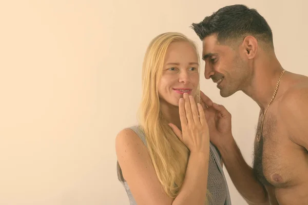 Studio Shot Van Jonge Gespierde Perzische Man Jonge Blonde Vrouw — Stockfoto