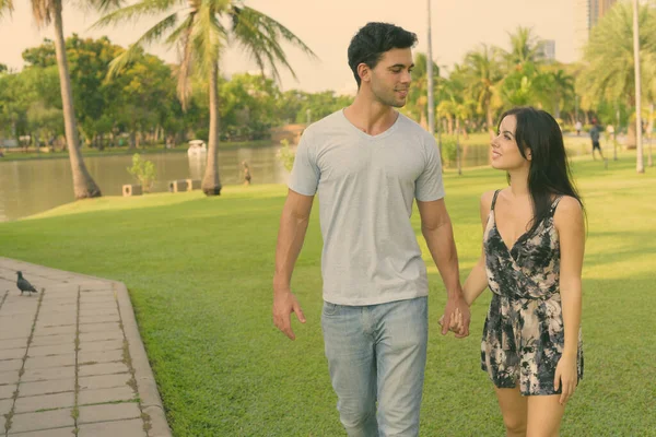 Retrato Pareja Hispana Joven Relajándose Parque Juntos — Foto de Stock