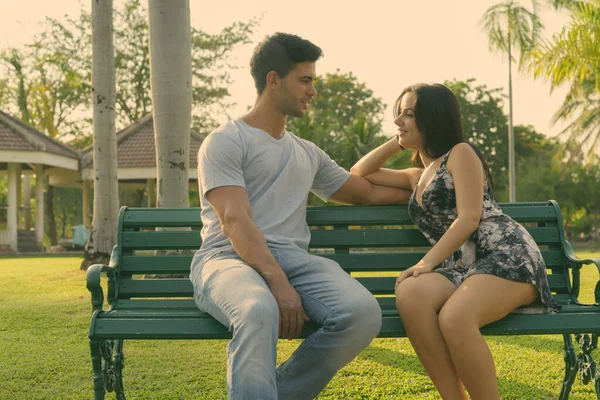 Retrato Pareja Hispana Joven Relajándose Parque Juntos —  Fotos de Stock