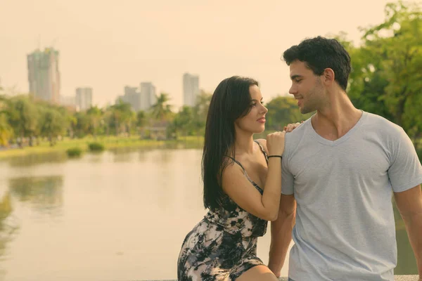 Retrato Pareja Hispana Joven Relajándose Parque Juntos — Foto de Stock