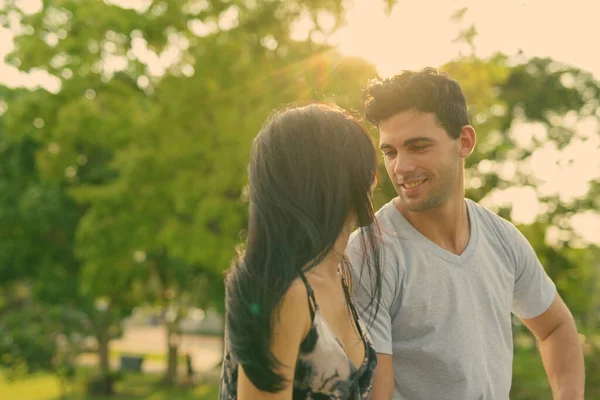 Retrato Jovem Casal Hispânico Relaxando Parque Juntos — Fotografia de Stock