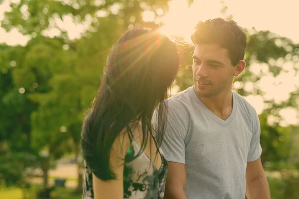 Retrato Jovem Casal Hispânico Relaxando Parque Juntos — Fotografia de Stock