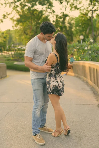 Retrato Pareja Hispana Joven Relajándose Parque Juntos —  Fotos de Stock