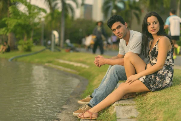 Retrato Pareja Hispana Joven Relajándose Parque Juntos — Foto de Stock