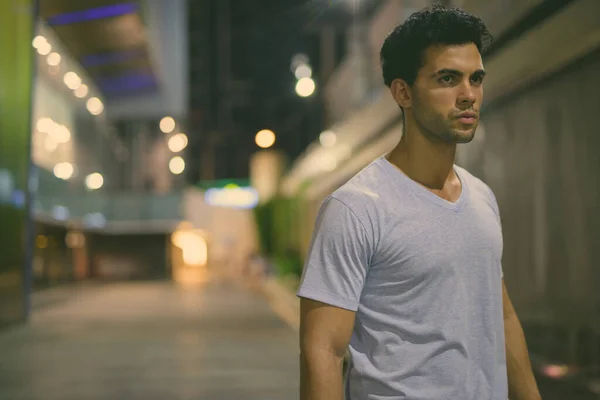 Retrato Joven Apuesto Hispano Explorando Las Calles Ciudad Por Noche — Foto de Stock