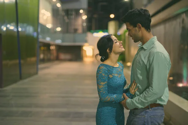 Porträt Eines Jungen Hispanischen Paares Das Nachts Gemeinsam Die Straßen — Stockfoto